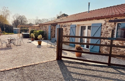 Port-Saint-Pere Cottage | "Charming Cottage with Private Garden, Jacuzzi, and Bikes – Near Nantes & Beach"