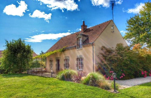 Vitry-aux-Loges Cottage | Charming Cottage with Sauna, Fireplace, and Countryside Views in Loiret