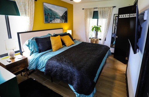 Croissant Park Cottage | Charming Cottage close to Downtown FTL!
