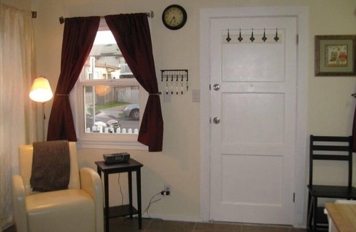 Ocean Beach Cottage | Charming Cottage: 5-minute walk to beach!