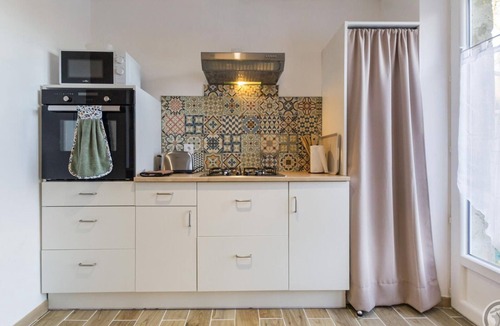 Valcanville Cottage | Charming Cottage at Mont Rôti Summit with Parking