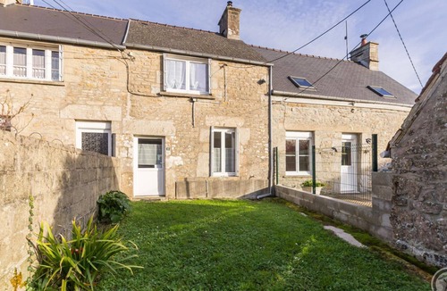 Valcanville Cottage | Charming Cottage at Mont Rôti Summit with Parking