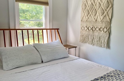 Dayton House | Charming cottage by the lake