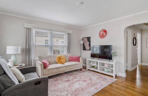 Taylor Berry House | Charming Cottage Centrally Located