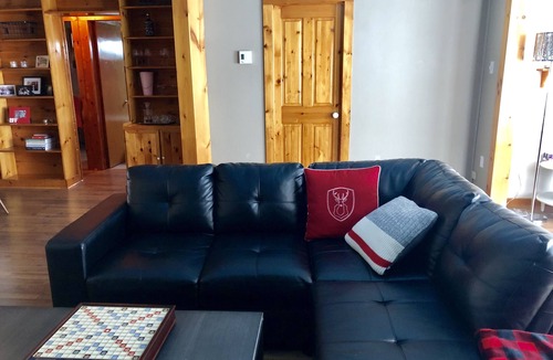 Pointe-Lebel Ski Chalet | Charming cottage directly on the beach at Pointe-Lebel.
