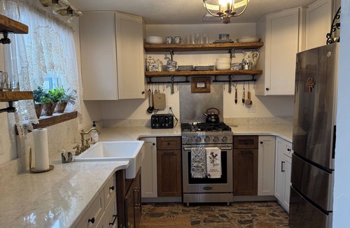 Caroline Cottage | Charming Cottage Escape- Pets Welcome-Thistle Bach