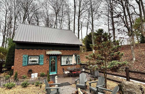 Caroline Cottage | Charming Cottage Escape- Pets Welcome-Thistle Bach
