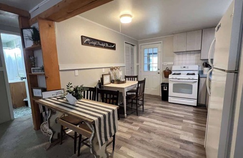 Crystal River Cottage | Charming Cottage, fenced backyard & boat parking