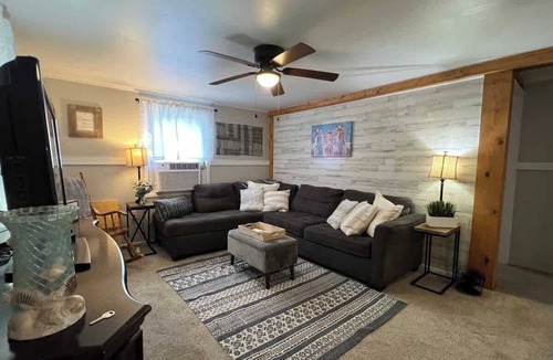 Crystal River Cottage | Charming Cottage, fenced backyard & boat parking