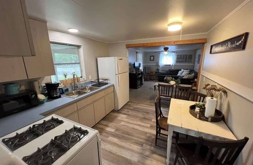 Crystal River Cottage | Charming Cottage, fenced backyard & boat parking