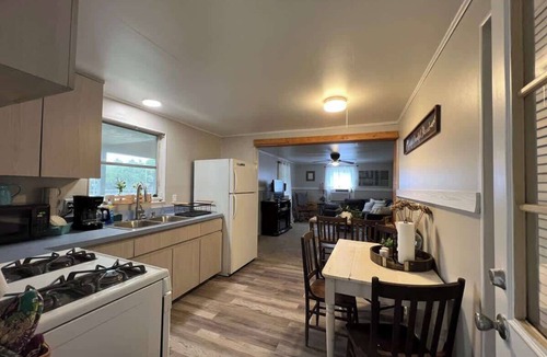 Crystal River Cottage | Charming Cottage, fenced backyard & boat parking