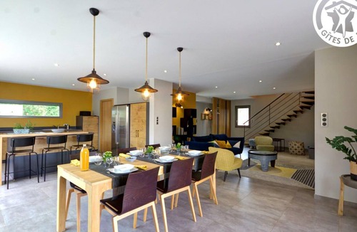 Montbrison Cottage | Charming Cottage for 6, Private Garden & Pond