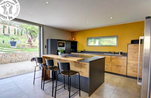 Montbrison Cottage | Charming Cottage for 6, Private Garden & Pond