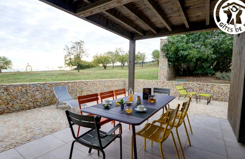 Montbrison Cottage | Charming Cottage for 6, Private Garden & Pond