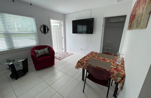 Warm Mineral Springs Cottage | Charming cottage for 2 across warm mineral springs park