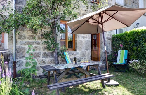Estivareilles Cottage | Charming Cottage with Garden in Estivareilles