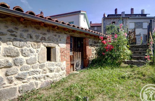 Estivareilles Cottage | Charming Cottage with Garden in Estivareilles