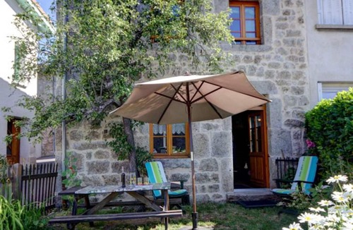 Estivareilles Cottage | Charming Cottage with Garden in Estivareilles