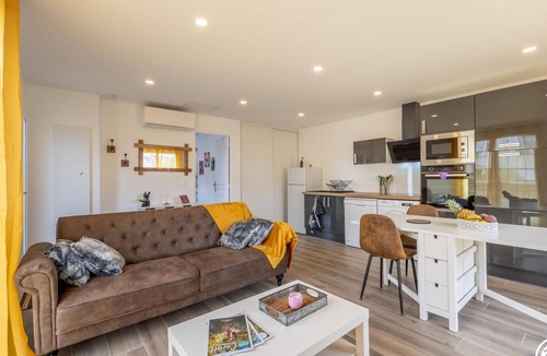 Fay-les-Etangs Cottage | Charming cottage for 2 with garden and wifi