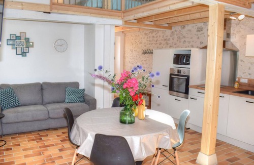 Joue-les-Tours Apartment | Charming Cottage in Orchard with Modern Amenities & Scenic Views