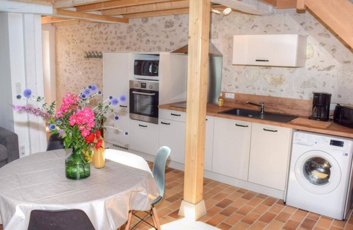 Joue-les-Tours Apartment | Charming Cottage in Orchard with Modern Amenities & Scenic Views