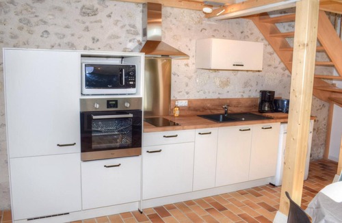 Joue-les-Tours Apartment | Charming Cottage in Orchard with Modern Amenities & Scenic Views