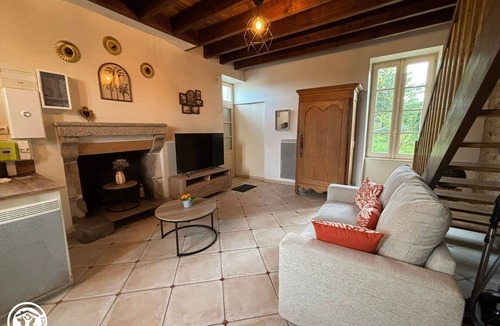 La Gaubretiere Cottage | Charming Cottage in Vendée with Private Parking