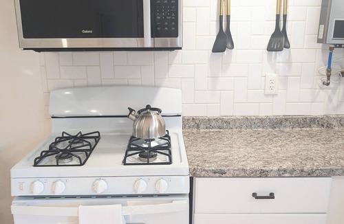 Northeast Neighbors Cottage | Charming Cottage in Central Salem