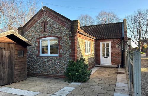 Holt House | Charming Cottage in Holt with Parking