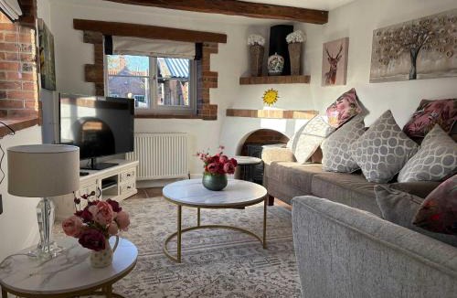 Holt House | Charming Cottage in Holt with Parking