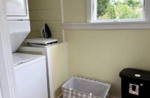 Shoreby Hill House | Charming Cottage in Jamestown