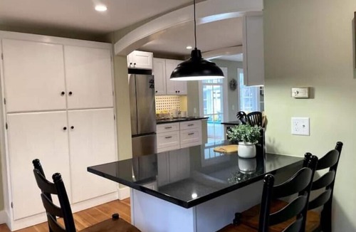 Shoreby Hill House | Charming Cottage in Jamestown