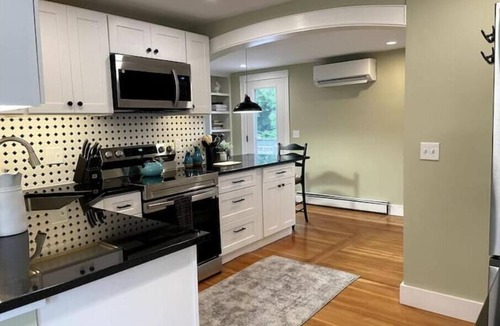Shoreby Hill House | Charming Cottage in Jamestown