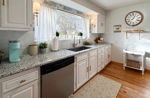 Tomball Cottage | Charming Cottage in Old Town Tomball -walk to shopping and restaurants