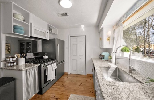 Tomball Cottage | Charming Cottage in Old Town Tomball -walk to shopping and restaurants