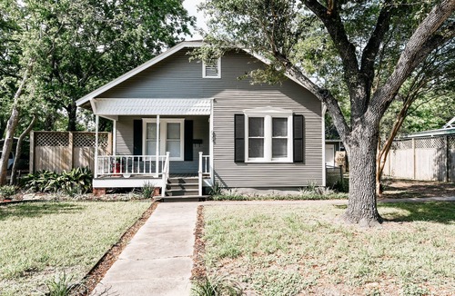 Victoria House | Charming cottage in the heart of historic downtown Victoria!