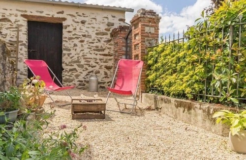 Monnieres Cottage | Charming Cottage in Vineyard Village with Bikes, Near Clisson and Puy du Fou