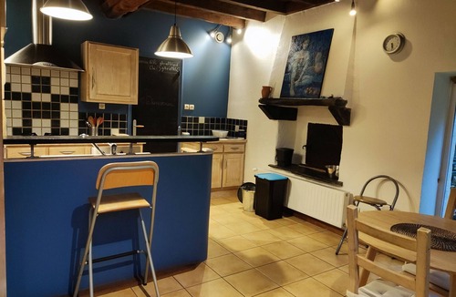 Nozay Cottage | Charming Cottage in Verdant Park with Modern Amenities & Family Activities