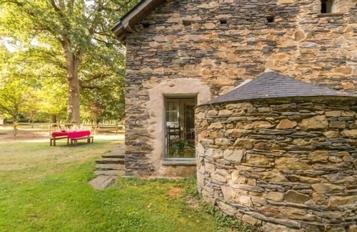 Nozay Cottage | Charming Cottage in Verdant Park with Modern Amenities & Family Activities