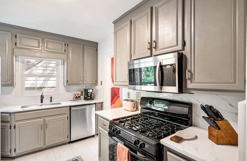 Great Lakes Cottage | Charming Cottage in Walkable Downtown Decatur