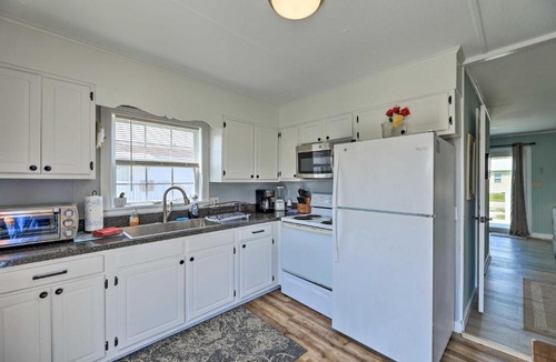 Atlantic Beach House | Charming Cottage Less Than half Mile to Atlantic Beach!