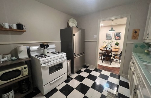 Nacogdoches House | Charming Cottage near SFA, azalea gardens, & walking trails.