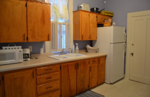 Bonham House | Charming Cottage near Lakes, Winery, Shopping and Museums