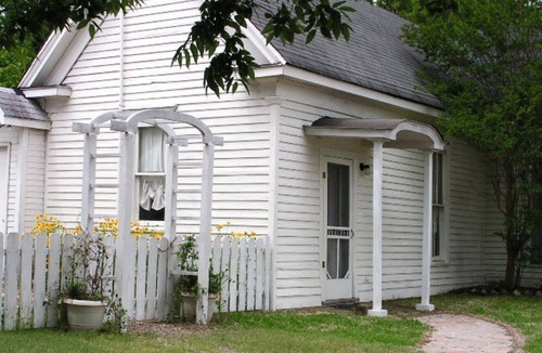 Bonham House | Charming Cottage near Lakes, Winery, Shopping and Museums