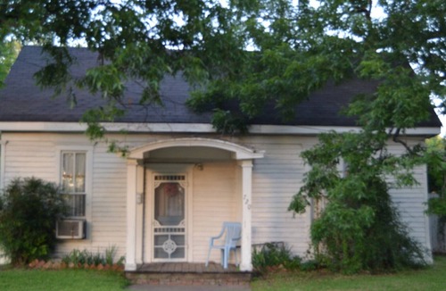 Bonham House | Charming Cottage near Lakes, Winery, Shopping and Museums