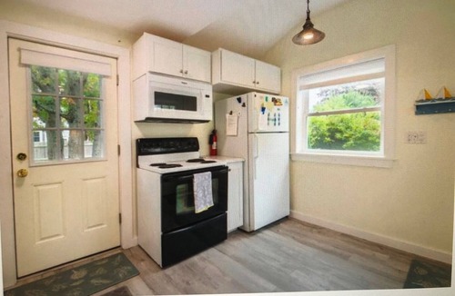 West Yarmouth Cottage | Charming Cottage near Beach and Ferry