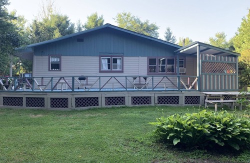 Brimfield Cottage | Charming cottage on private lake