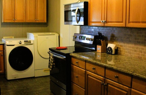 Boerne House | Charming Cottage on Private Estate-2 min to Main St! WiFi, Pool, Grill