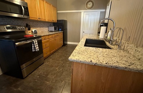 Boerne House | Charming Cottage on Private Estate-2 min to Main St! WiFi, Pool, Grill