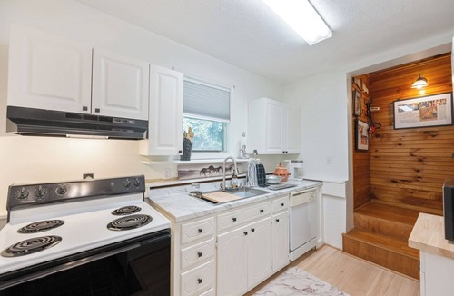 Idlewild House | Charming Cottage on 70 acre Horse Ranch, 14 miles from I-40, Carroll County, TN